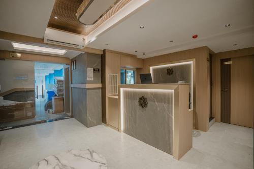 Habitación grande con cocina y sala de estar. en Metropolis Business Hotel, en Panaji