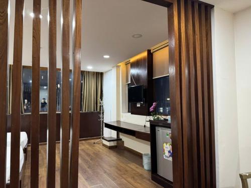 Ga Phú VănKhách sạn Anh Đức CN Hoàng Văn Thụ的一间配备有书桌和电视的客房