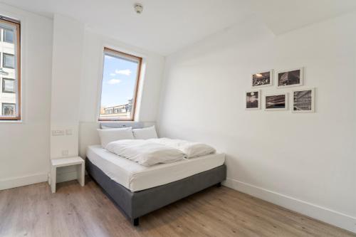 Una cama o camas en una habitación de mk hotel london