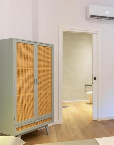 a bathroom with a glass cabinet with a toilet at Mestalla flats & Rut in Valencia