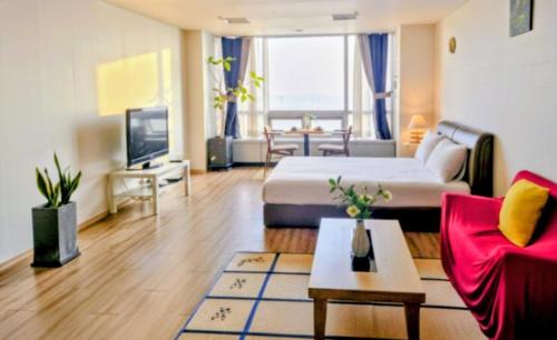 Televiisor ja/või meelelahutuskeskus majutusasutuses Cozy - Good Vibes Studio