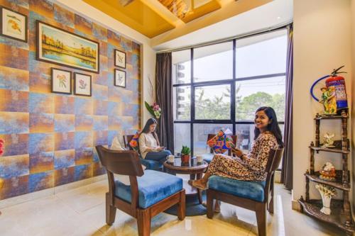 dos mujeres sentadas en una sala de espera en FabHotel Khushi Regent - Near DB Mall, en Bhopal