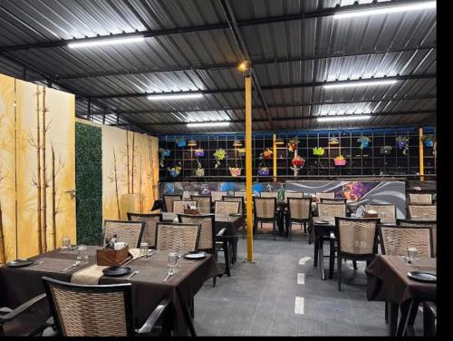 Un restaurante u otro lugar para comer en Turquoise Kharadi A Business Hotel