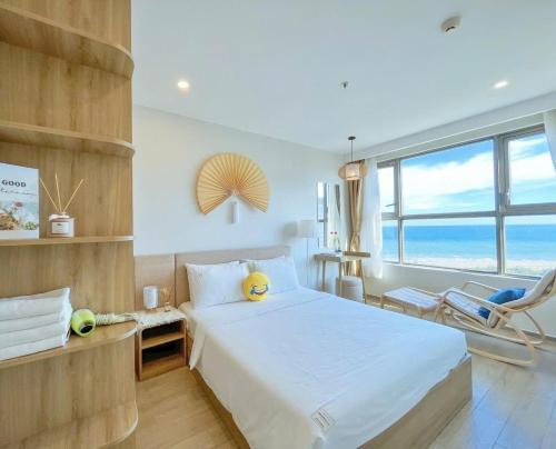 头顿The Sóng Vũng Tàu Infinity Pool Apartment - Hồ Bơi Vô Cực的一间卧室，配有一张大床和一扇大窗户。