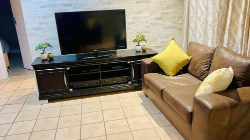 Una televisión o centro de entretenimiento en Edenpark 2 Bedroom Villa