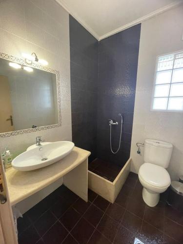 Koupelna v ubytování Almyra Seaside