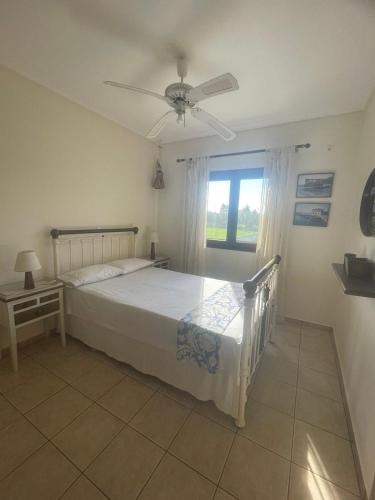 Postel nebo postele na pokoji v ubytování Almyra Seaside