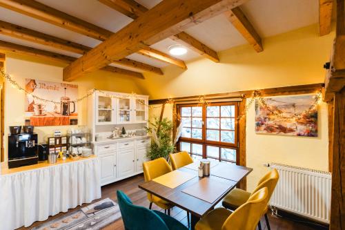 Una cocina con una mesa y sillas en una habitación. en Landhotel im Hexenwinkel, en Wiernsheim