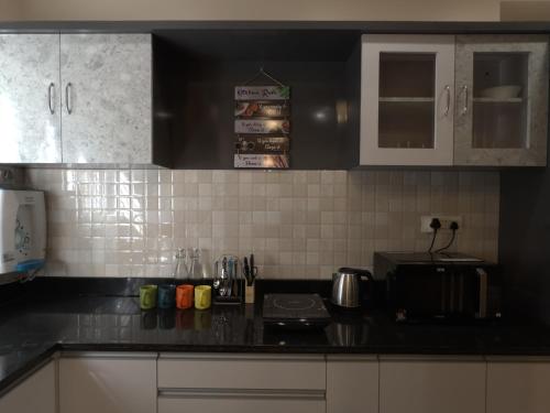 Cucina o angolo cottura di Luxury 1BHK Cozy Ambience Pool Full Kitchen