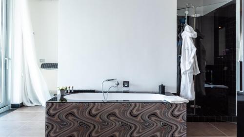 um banheiro com banheira em tons de marrom e branco em Villa Atmosfere 8, Emma Villas em Colle Alto