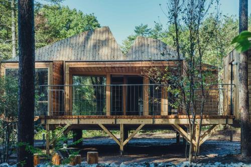 een boomhut met een terras in het bos bij SANU 2nd Home 八ヶ岳 3rd in Hokuto