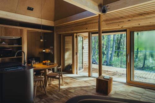 een keuken en eetkamer met een tafel en glazen deuren bij SANU 2nd Home 八ヶ岳 3rd in Hokuto