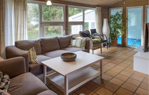 Χώρος καθιστικού στο Amazing Home In Knebel With Private Swimming Pool, Can Be Inside Or Outside