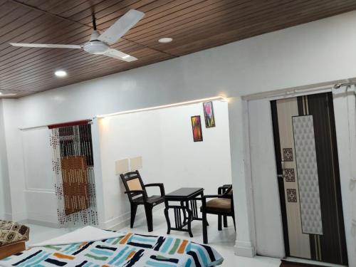 グワーハーティーにあるANAND RETREAT GUEST HOUsEのギャラリーの写真