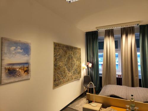 埃施韦格Bed&Bike Gästezimmer direkt am Werratalradweg in Eschwege的一间卧室，里面有一张床和一扇窗户。