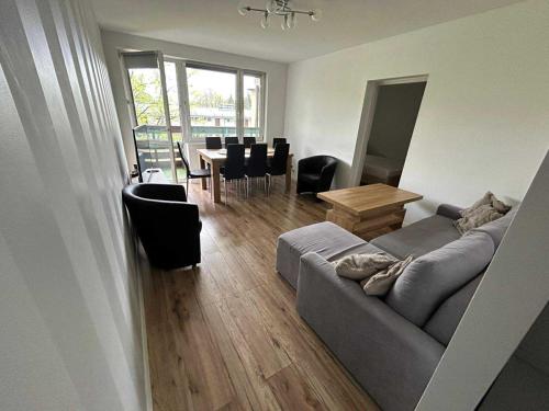 ein Wohnzimmer mit einer Couch und einem Tisch mit Stühlen in der Unterkunft Apartament Zborowskiego in Zakopane