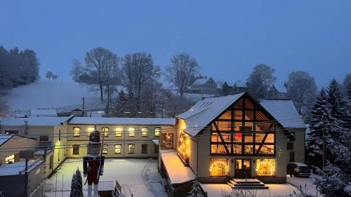 OederanLuxus-Ferienwohnung in der Sternkopf-Engel-Villa的一座大建筑物,在晚上下雪
