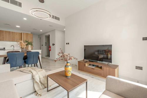 阿布扎比Silkhaus Luxury 3BDR Stay in Maryah Island的客厅里有一张沙发和一台电视