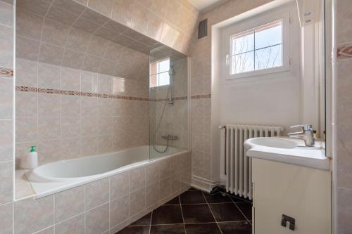 Ένα μπάνιο στο Chez Anthony - Appart pour 4 avec Jardin