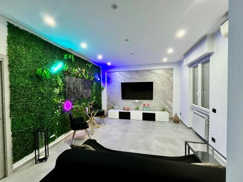 ein Wohnzimmer mit einer grünen Wand in der Unterkunft Milano Bicocca Apartment & Rooms in Cinisello Balsamo