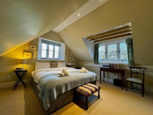 Ένα ή περισσότερα κρεβάτια σε δωμάτιο στο Hill House - Country Retreat by Maison Pro