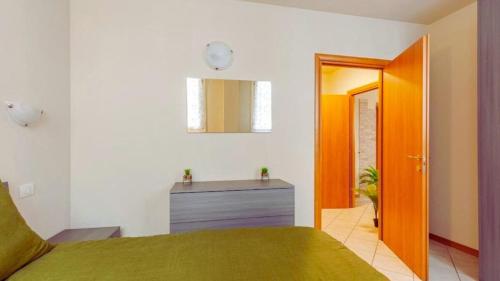 Un pat sau paturi într-o cameră la Lake & Mountain Comfortable Stay