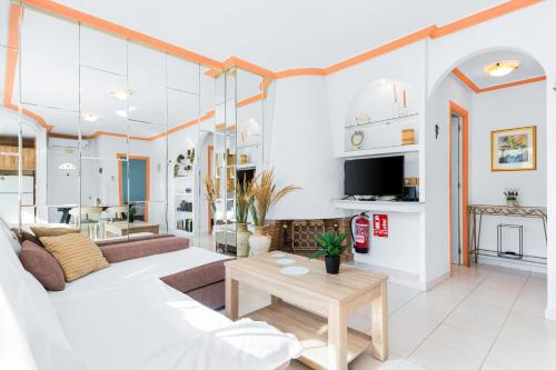 TV a/nebo společenská místnost v ubytování Bungalow Sunrise Europa