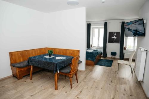 TV a/nebo společenská místnost v ubytování Das blaue Haus