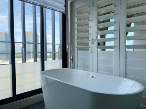 新山Southkey Mosaic Mid Vally Apartment by WSD的带窗户的浴室内的白色浴缸