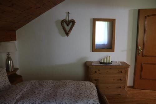 Una cama o camas en una habitación de Biohof Schmiedbauer