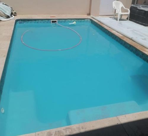 een groot zwembad met een blauw zwembad bij Muize at Sea in Marina da Gama