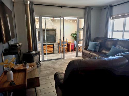 een woonkamer met een bank en een tafel bij Muize at Sea in Marina da Gama