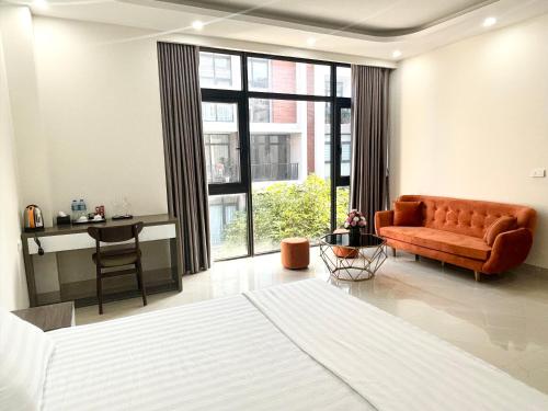 a living room with a couch and a table at Ha Noi Smile Home in Ðình Loan