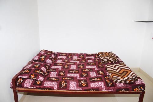 Ένα ή περισσότερα κρεβάτια σε δωμάτιο στο Daneshwari Bhakt Niwas