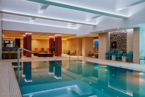 泽勒兹纳·鲁达OREA Resort Horizont Šumava的酒店大堂的游泳池