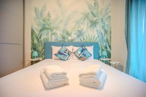 En eller flere senge i et værelse på Theasis Luxury Apartment