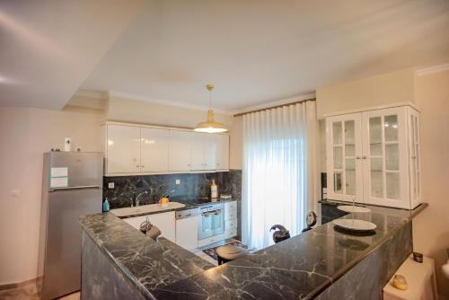 Køkken eller tekøkken på Theasis Luxury Apartment