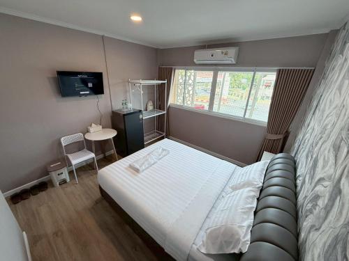 Una televisión o centro de entretenimiento en Lopburi Sity hotel โรงแรมลพบุรี ซิตี้