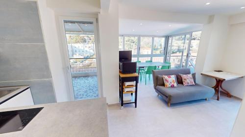 98GB - Nice 2P with terrace and side sea view