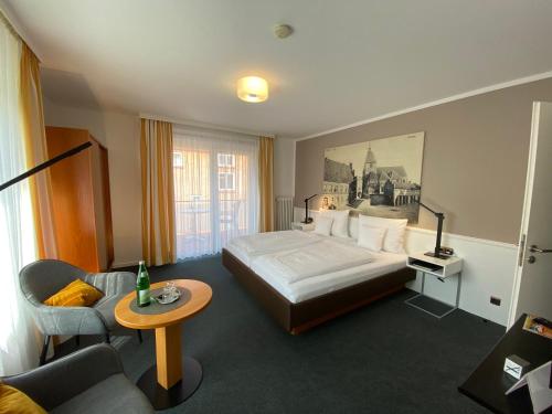 a hotel room with a bed and a couch at Haus Luisenhof in Mölln