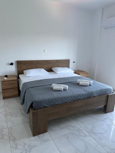 a bedroom with a bed with two towels on it at Casa Platania in Eleoúsa