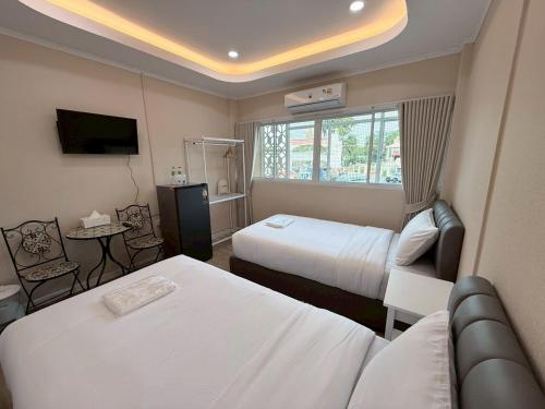 Una cama o camas en una habitación de Lopburi Sity hotel โรงแรมลพบุรี ซิตี้