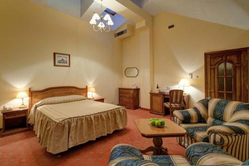 モスクワにあるスレテンスカヤ ホテルのベッドルーム1室(ベッド1台、椅子2脚、テーブル付)