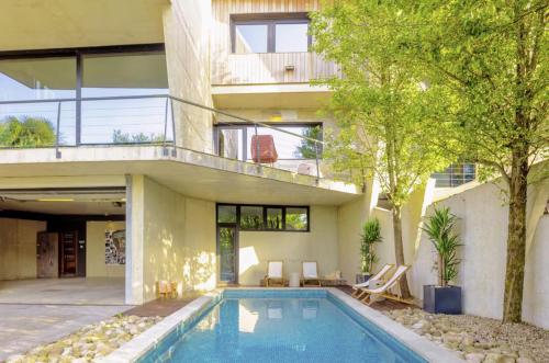 Bazén v ubytování Villa moderna con terrazas jardin privado nebo v jeho okolí