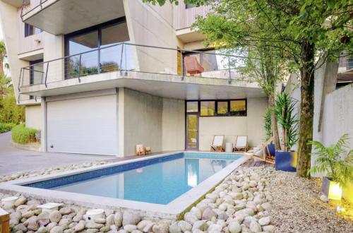 Bazén v ubytování Villa moderna con terrazas jardin privado nebo v jeho okolí