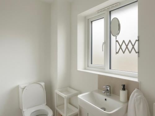 Ένα μπάνιο στο Exeter Modern 3-Bed - Garden Escape - Parking