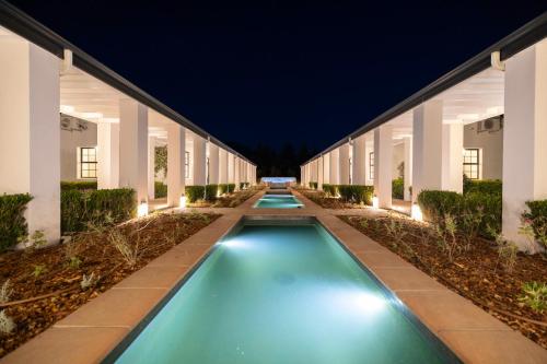 una piscina vuota in un edificio di notte di Diggers Country House a Tulbagh