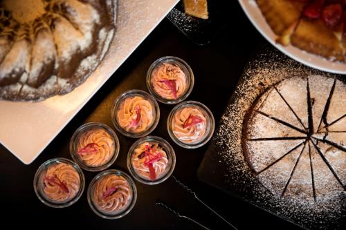 een tafel met vier kleine gerechtjes en een taart bij Pical Resort, Valamar Collection in Poreč