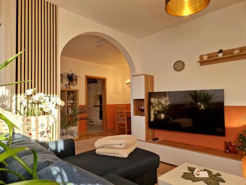 a living room with a couch and a flat screen tv at Ferienwohnung im Herzen der Lausitz in Groß Düben