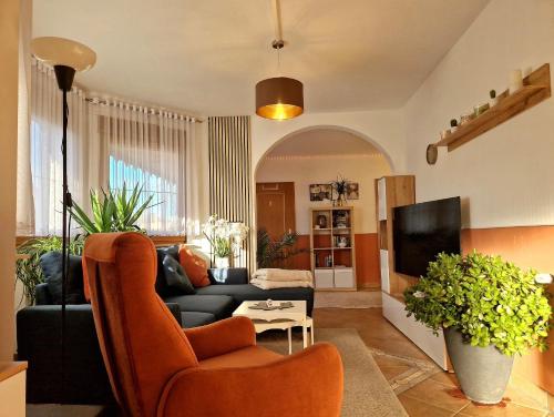 a living room with a couch and a tv at Ferienwohnung im Herzen der Lausitz in Groß Düben